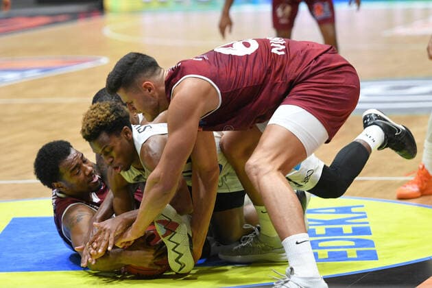 Sport Themen der Woche KW16 Sport Bilder des Tages TJ Shorts (Timothy Neocartes Shorts II, Hamburg Towers) Mitte am Ball, Filip Stanic (Niners Chemnitz) re., Niners Chemnitz vs. Hamburg Towers, 19.04.2021, easycredit Basketball Bundesliga, GER, Saison 2020 21 Niners Chemnitz vs. Hamburg Towers, 19.04.2021, easycredit Basketball Bundesliga, GER, Saison 2020 21 Chemnitz Copyright: xBertxHarzer xEibner-xPressefotox
