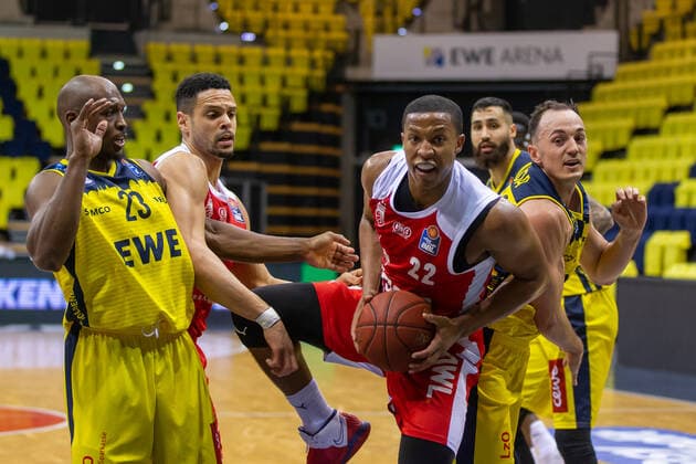 Oldenburg, Niedersachsen, DEU, 19.04.2021, Devon Hall (Mitte, Brose Bamberg), Dominic Lockhart (links, Brose Bamberg), Rickey Paulding (links, EWE Baskets Oldenburg) und Karsten Tadda (rechts, EWE Baskets Oldenburg). EWE Baskets Oldenburg vs. Brose Bamberg. 1. Basketball-Bundesliga Saison 2020 2021, 29. Spieltag, Grosse EWE Arena. EWE Baskets Oldenburg vs. Brose Bamberg
