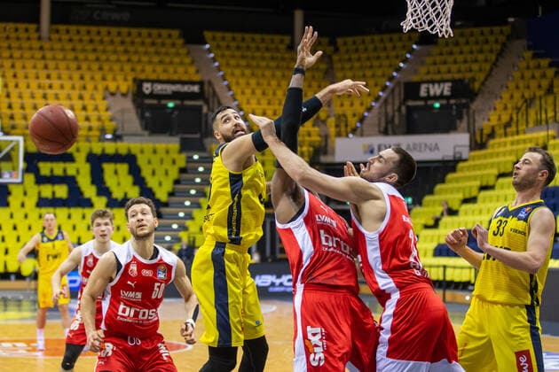 Oldenburg, Niedersachsen, DEU, 19.04.2021, Martin Breunig (Mitte, EWE Baskets Oldenburg), Chase Fieler (rechts, Brose Bamberg) und Shevon Thompson (links, Brose Bamberg), Philipp Schwethelm (rechts, EWE Baskets Oldenburg). EWE Baskets Oldenburg vs. Brose Bamberg. 1. Basketball-Bundesliga Saison 2020 2021, 29. Spieltag, Grosse EWE Arena. EWE Baskets Oldenburg vs. Brose Bamberg