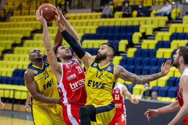 Oldenburg, Niedersachsen, DEU, 19.04.2021, Chase Fieler (Mitte, Brose Bamberg), Martin Breunig (rechts, EWE Baskets Oldenburg) und Rickey Paulding (links, EWE Baskets Oldenburg). EWE Baskets Oldenburg vs. Brose Bamberg. 1. Basketball-Bundesliga Saison 2020 2021, 29. Spieltag, Grosse EWE Arena. EWE Baskets Oldenburg vs. Brose Bamberg