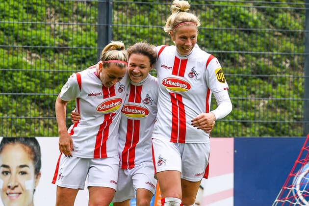 v.li.: Mandy Islacker (Köln, 8), Alicia-Sophie Gudorf (Köln, 12), Sharon Beck (Köln, 10) bejubeln das 2:0 durch Alicia-Sophie Gudorf (Köln, 12, Bildmitte), jubeln über ein Tor, Jubel, Torjubel, Torerfolg, celebrate the goal, goal, celebration, Jubel ueber das Tor, optimistisch, Action, Aktion, 21.04.2021, Köln (Deutschland), Fussball, 2. Frauen-Bundesliga Süd, 1. FC Köln - FC Ingolstadt, DFB DFL REGULATIONS PROHIBIT ANY USE OF PHOTOGRAPHS AS IMAGE SEQUENCES AND OR QUASI-VIDEO.