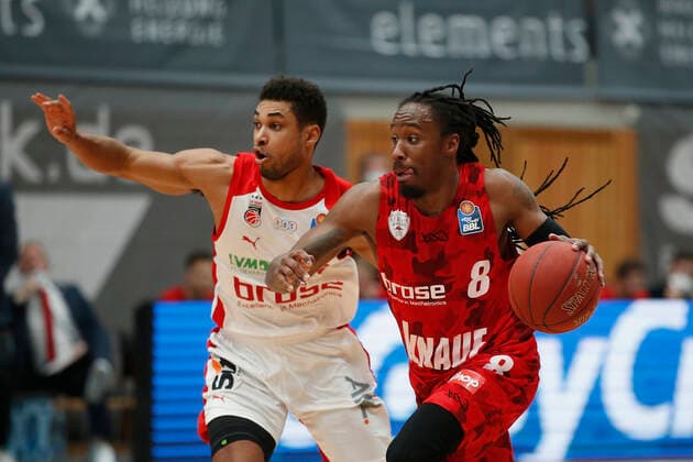 Deutschland , Wuerzburg, s.Oliver Arena , 21.04.2021, emspor, emonline, despor, deonline, s.Oliver Wuerzburg vs. Brose Bamberg, easyCredit BBL, 22. Spieltag Bild: v. l. Copyright: HMBxMedia JulienxBecker