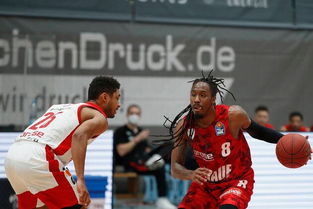 Deutschland , Wuerzburg, s.Oliver Arena , 21.04.2021, emspor, emonline, despor, deonline, s.Oliver Wuerzburg vs. Brose Bamberg, easyCredit BBL, 22. Spieltag Bild: v. l. Copyright: HMBxMedia JulienxBecker