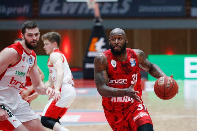 Deutschland , Wuerzburg, s.Oliver Arena , 21.04.2021, emspor, emonline, despor, deonline, s.Oliver Wuerzburg vs. Brose Bamberg, easyCredit BBL, 22. Spieltag Bild: v. l. Copyright: HMBxMedia JulienxBecker