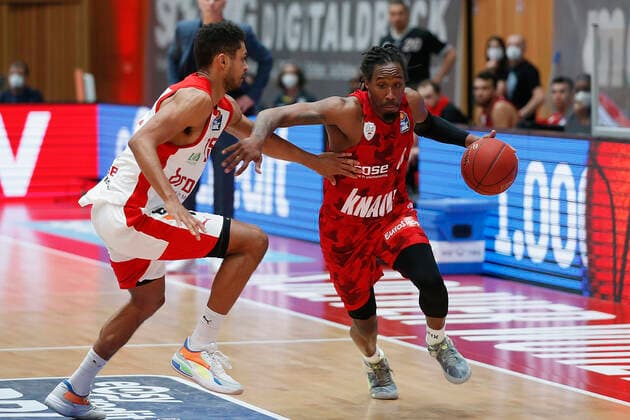 Deutschland , Wuerzburg, s.Oliver Arena , 21.04.2021, emspor, emonline, despor, deonline, s.Oliver Wuerzburg vs. Brose Bamberg, easyCredit BBL, 22. Spieltag Bild: v. l. Copyright: HMBxMedia JulienxBecker