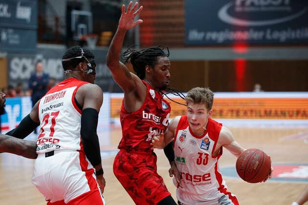 Deutschland , Wuerzburg, s.Oliver Arena , 21.04.2021, emspor, emonline, despor, deonline, s.Oliver Wuerzburg vs. Brose Bamberg, easyCredit BBL, 22. Spieltag Bild: v. l. Copyright: HMBxMedia JulienxBecker