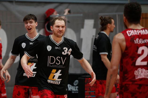 Deutschland , Wuerzburg, s.Oliver Arena , 21.04.2021, emspor, emonline, despor, deonline, s.Oliver Wuerzburg vs. Brose Bamberg, easyCredit BBL, 22. Spieltag Bild: v. l. Copyright: HMBxMedia JulienxBecker