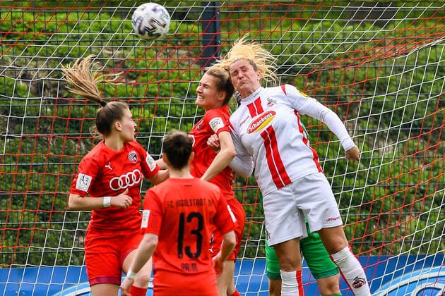 Nadine Zenger (FC Ingolstadt, 15), Rachel Rinast (Köln, 31), Kopfball, header, Zweikampf in der Luft, Aktion, Action, 21.04.2021, Köln (Deutschland), Fussball, 2. Frauen-Bundesliga Süd, 1. FC Köln - FC Ingolstadt, DFB DFL REGULATIONS PROHIBIT ANY USE OF PHOTOGRAPHS AS IMAGE SEQUENCES AND OR QUASI-VIDEO.