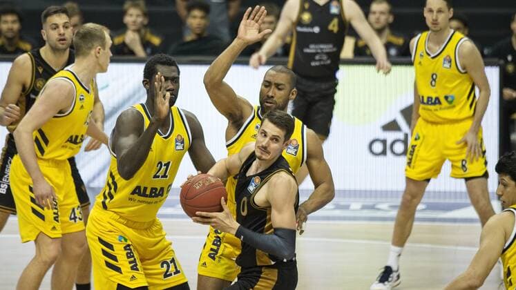 v.l. Christ Koumadje - Alba 21, Lukas Wank - Braunschweig 0, 22.04.2021, BBL, Alba Berlin vs Basketball Loewen Braunschweig, in der Mercedes Benz Arena, GER, Berlin, 22.04.2021, BBL, Alba vs Basketball Loewen Braunschweig Berlin Copyright: xUwexKoch Eibner-Pressefotox EP_UKH