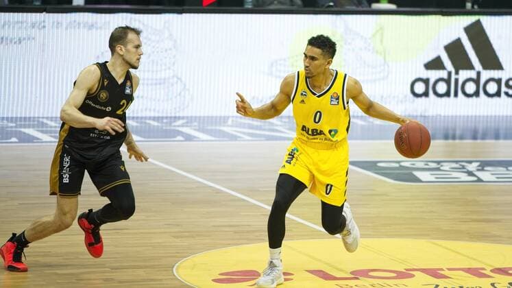 v.l. Arnas Velicka - Braunschweig 24, Maodo Lo - Alba 0,22.04.2021, BBL, Alba Berlin vs Basketball Loewen Braunschweig, in der Mercedes Benz Arena, GER, Berlin, 22.04.2021, BBL, Alba vs Basketball Loewen Braunschweig Berlin Copyright: xUwexKoch Eibner-Pressefotox EP_UKH
