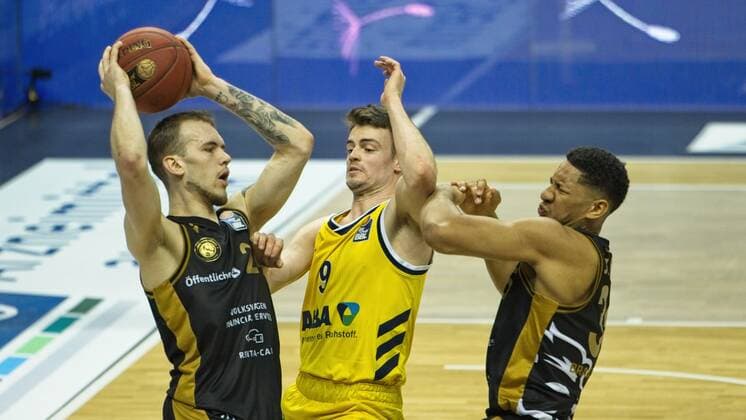 v.l. Arnas Velicka - Braunschweig 24, Jonas Mattisseck - Alba 9, Karim Jallow - Braunschweig 35, 22.04.2021, BBL, Alba Berlin vs Basketball Loewen Braunschweig, in der Mercedes Benz Arena, GER, Berlin, 22.04.2021, BBL, Alba vs Basketball Loewen Braunschweig Berlin Copyright: xUwexKoch Eibner-Pressefotox EP_UKH