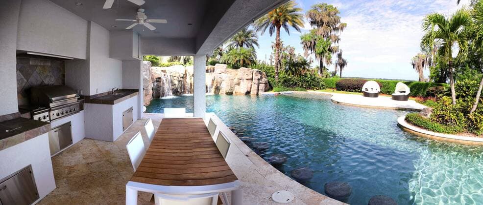 Basketball, Anwesen von Shaquille O Neal in Orlando zum Verkauf April 23, 2021: The lagoon pool and outdoor kitchen in the 31,000 square-foot-home currently owned by NBA, Basketball Herren, USA legend Shaquille O Neal, located at 9927 Giffin Court, in Windermere, photographed Wednesday, April 14, 2021. The lakefront house is for sale for 6.5 million and includes 12 bedrooms, 11.5 bathrooms and its own movie theater, cigar bar and an indoor regulation basketball court. - ZUMAm67_ 0116929137st Copyright: xJoexBurbankx