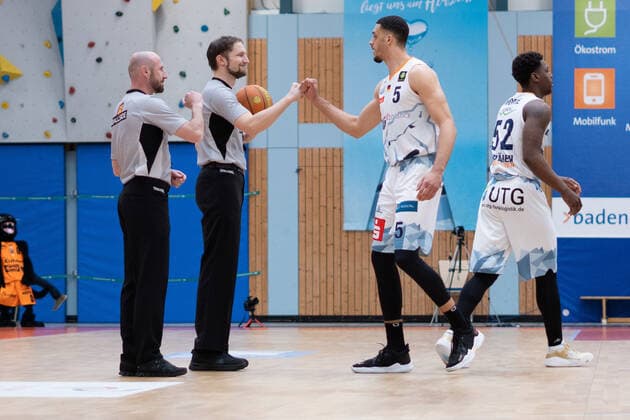 Moses Poelking (Eisbaeren Bremerhaven 5) wiha Panthers Schwenningen vs. Eisbaeren Bremerhaven, Basketball, BARMER 2. BASKETBALL BUNDESLIGA, Playoff Gruppe 2, 3. Spieltag, 2020 2021, 23.04.2021, wiha Panthers Schwenningen vs. Eisbaeren Bremerhaven, Basketball, BARMER 2. BASKETBALL BUNDESLIGA, Playoff Gruppe, 3. Spieltag, 2020 2021, 23.04.2021, Villingen-Schwenningen Copyright: xMiclasxHaasis Eibner-Pressefotox EP_mhs