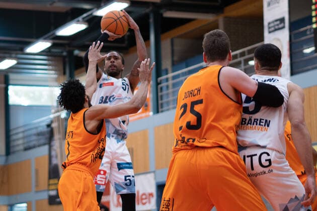 Trey Davis (Eisbaeren Bremerhaven 57) wiha Panthers Schwenningen vs. Eisbaeren Bremerhaven, Basketball, BARMER 2. BASKETBALL BUNDESLIGA, Playoff Gruppe 2, 3. Spieltag, 2020 2021, 23.04.2021, wiha Panthers Schwenningen vs. Eisbaeren Bremerhaven, Basketball, BARMER 2. BASKETBALL BUNDESLIGA, Playoff Gruppe, 3. Spieltag, 2020 2021, 23.04.2021, Villingen-Schwenningen Copyright: xMiclasxHaasis Eibner-Pressefotox EP_mhs