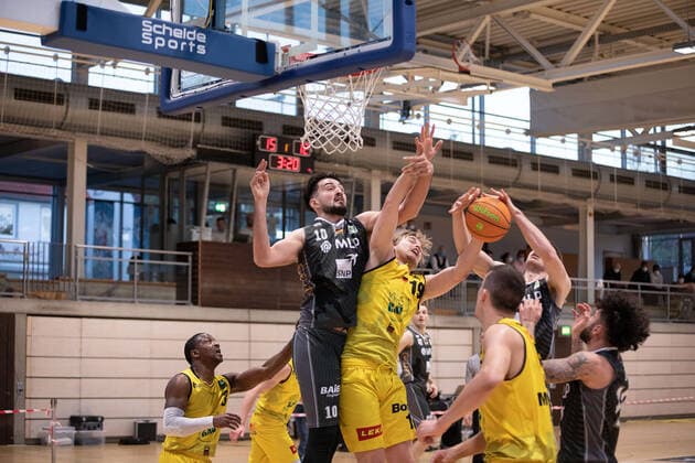 Armin Trtovac (MLP Academics Heidelberg, 10) Till Pape (Kirhheim Knights, 19)¨¨¨Kirchheim Knights - MLP Academics Heidelberg, 2. Basketball, Bundesliga, Pro A, Barmer 2 Basketball, Playoffs 3. Spieltag Gruppenphase , Spielzeit 2020 2021, 23.04.2021, ¨¨ Kirchheim Knights - MLP Academics Heidelberg , Basketball, 2. Bundesliga, Barmer 2 Basketball, Playoffs, 3. Spieltag Gruppenphase , Spielzeit 2020 2021, 23.04.2021 Kirchheim unter Teck Copyright: xNinaxSander xEibnerxPressefotoxIx EP_NSR