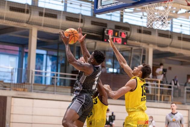Shaun Willett (MLP Academics Heidelberg, 3) Tidjan Keita (Kirchheim Knights, 13)¨¨¨Kirchheim Knights - MLP Academics Heidelberg, 2. Basketball, Bundesliga, Pro A, Barmer 2 Basketball, Playoffs 3. Spieltag Gruppenphase , Spielzeit 2020 2021, 23.04.2021, ¨¨ Kirchheim Knights - MLP Academics Heidelberg , Basketball, 2. Bundesliga, Barmer 2 Basketball, Playoffs, 3. Spieltag Gruppenphase , Spielzeit 2020 2021, 23.04.2021 Kirchheim unter Teck Copyright: xNinaxSander xEibnerxPressefotoxIx EP_NSR