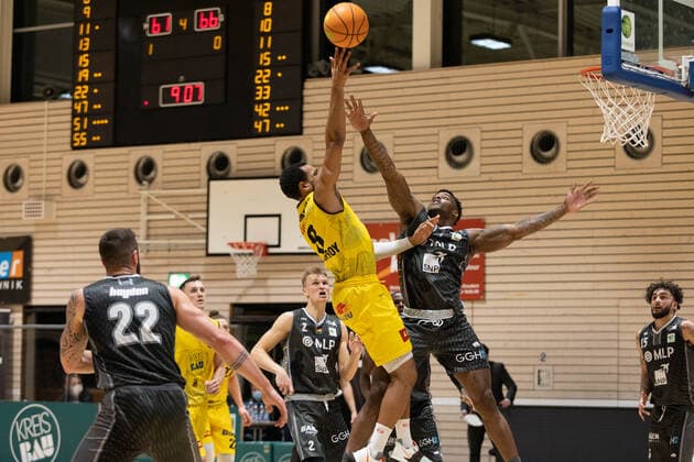 Philipp Heyden (MLP Academics Heidelberg, 22)Kyle Leufroy (Kirchheim Knights, 8)¨¨¨Kirchheim Knights - MLP Academics Heidelberg, 2. Basketball, Bundesliga, Pro A, Barmer 2 Basketball, Playoffs 3. Spieltag Gruppenphase , Spielzeit 2020 2021, 23.04.2021, ¨¨ Kirchheim Knights - MLP Academics Heidelberg , Basketball, 2. Bundesliga, Barmer 2 Basketball, Playoffs, 3. Spieltag Gruppenphase , Spielzeit 2020 2021, 23.04.2021 Kirchheim unter Teck Copyright: xNinaxSander xEibnerxPressefotoxIx EP_NSR