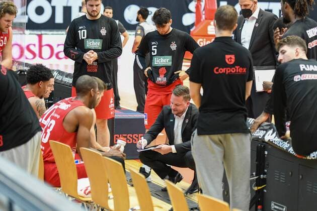 Rolf Scholz, Coach Giessen 46ers 30. Spieltag, Basketball Bundesliga, Basketball Saison 2020 2021, Deutschland, easyCredit BBL, Germany, Giessen 46ers, giessen rot, Herren, Jobstairs GIESSEN 46ers - MHP Riesen Ludwigsburg, Männer, Ludwigsburg in gelb