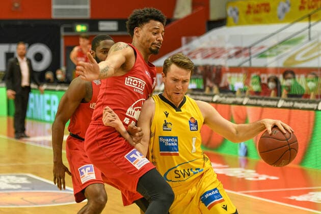Diante Garrett, Jordan Hulls 30. Spieltag, Basketball Bundesliga, Basketball Saison 2020 2021, Deutschland, easyCredit BBL, Germany, Giessen 46ers, giessen rot, Herren, Jobstairs GIESSEN 46ers - MHP Riesen Ludwigsburg, Männer, Ludwigsburg in gelb