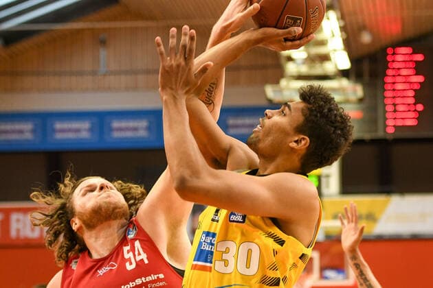 John Bryant, Oscar Da Silva 30. Spieltag, Basketball Bundesliga, Basketball Saison 2020 2021, Deutschland, easyCredit BBL, Germany, Giessen 46ers, giessen rot, Herren, Jobstairs GIESSEN 46ers - MHP Riesen Ludwigsburg, Männer, Ludwigsburg in gelb