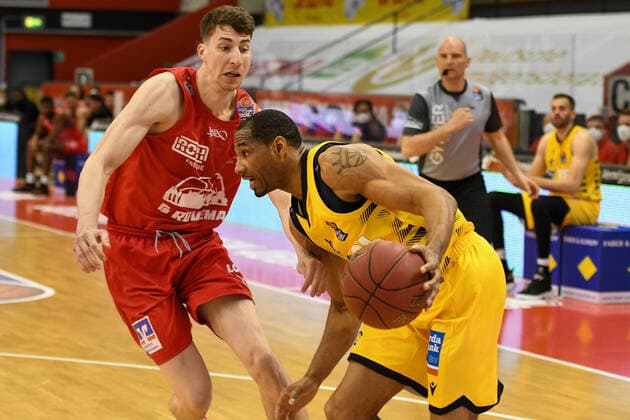 Alen Pjanic, Tremmell Darden 30. Spieltag, Basketball Bundesliga, Basketball Saison 2020 2021, Deutschland, easyCredit BBL, Germany, Giessen 46ers, giessen rot, Herren, Jobstairs GIESSEN 46ers - MHP Riesen Ludwigsburg, Männer, Ludwigsburg in gelb