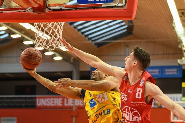 Alen Pjanic, Tremmell Darden 30. Spieltag, Basketball Bundesliga, Basketball Saison 2020 2021, Deutschland, easyCredit BBL, Germany, Giessen 46ers, giessen rot, Herren, Jobstairs GIESSEN 46ers - MHP Riesen Ludwigsburg, Männer, Ludwigsburg in gelb