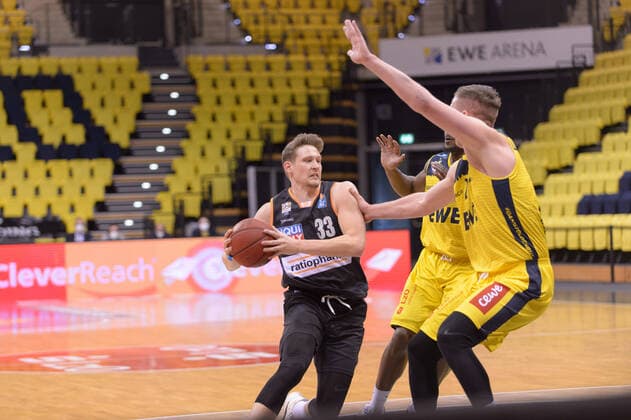 Patrick HECKMANN (33 ratiopharm ulm), Rickey PAULDING (23 EWE Baskets Oldenburg), Rasid MAHALBASIC (24 EWE Baskets Oldenburg) ; EWE Baskets Oldenburg vs ratiopharm Ulm, Basketball, easyCredit BBL Bundesliga, 24.04.2021, 30. Spieltag, Saison 2020 2021 ; Copyright: xErikxHillmer EIBNERx EP_ehr EWE Baskets Oldenburg vs ratiopharm Ulm, Basketball, easyCredit BBL Bundesliga, 24.04.2021, 30. Spieltag, Saison 2020 2021 Oldenburg Copyright: xErikxHillmer EIBNERx EP_ehr