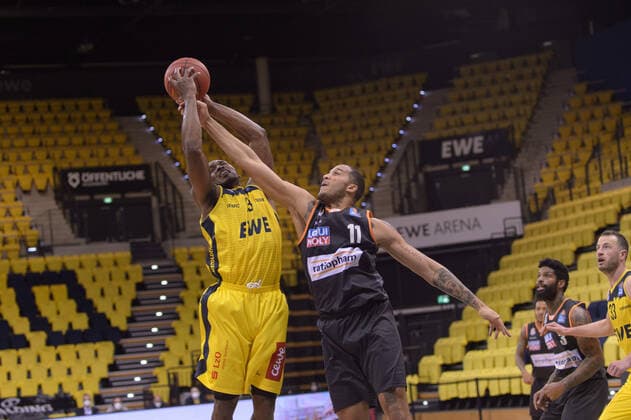 Rickey PAULDING (23 EWE Baskets Oldenburg) und Isaiah WILKINS (11 ratiopharm ulm) kämpfen um den Ball ; EWE Baskets Oldenburg vs ratiopharm Ulm, Basketball, easyCredit BBL Bundesliga, 24.04.2021, 30. Spieltag, Saison 2020 2021 ; Copyright: xErikxHillmer EIBNERx EP_ehr EWE Baskets Oldenburg vs ratiopharm Ulm, Basketball, easyCredit BBL Bundesliga, 24.04.2021, 30. Spieltag, Saison 2020 2021 Oldenburg Copyright: xErikxHillmer EIBNERx EP_ehr