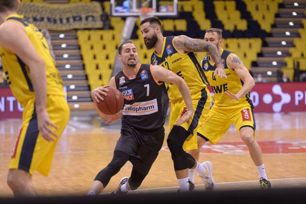 John PETRUCELLI (7 ratiopharm ulm) zieht zum Korb gegen Martin BREUNIG (12 EWE Baskets Oldenburg), Keith HORNSBY (4 EWE Baskets Oldenburg) ; EWE Baskets Oldenburg vs ratiopharm Ulm, Basketball, easyCredit BBL Bundesliga, 24.04.2021, 30. Spieltag, Saison 2020 2021 ; Copyright: xErikxHillmer EIBNERx EP_ehr EWE Baskets Oldenburg vs ratiopharm Ulm, Basketball, easyCredit BBL Bundesliga, 24.04.2021, 30. Spieltag, Saison 2020 2021 Oldenburg Copyright: xErikxHillmer EIBNERx EP_ehr