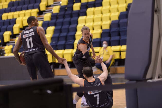 Isaiah WILKINS (11 ratiopharm ulm), Thomas KLEPEISZ (22 ratiopharm ulm) helfen John PETRUCELLI (7 ratiopharm ulm) nach einem Zusammenprall hoch ; EWE Baskets Oldenburg vs ratiopharm Ulm, Basketball, easyCredit BBL Bundesliga, 24.04.2021, 30. Spieltag, Saison 2020 2021 ; Copyright: xErikxHillmer EIBNERx EP_ehr EWE Baskets Oldenburg vs ratiopharm Ulm, Basketball, easyCredit BBL Bundesliga, 24.04.2021, 30. Spieltag, Saison 2020 2021 Oldenburg Copyright: xErikxHillmer EIBNERx EP_ehr