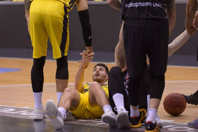 Sebastian HERRERA (7 EWE Baskets Oldenburg) liegt nach einem Zusammenstoß auf dem Boden ; EWE Baskets Oldenburg vs ratiopharm Ulm, Basketball, easyCredit BBL Bundesliga, 24.04.2021, 30. Spieltag, Saison 2020 2021 ; Copyright: xErikxHillmer EIBNERx EP_ehr EWE Baskets Oldenburg vs ratiopharm Ulm, Basketball, easyCredit BBL Bundesliga, 24.04.2021, 30. Spieltag, Saison 2020 2021 Oldenburg Copyright: xErikxHillmer EIBNERx EP_ehr