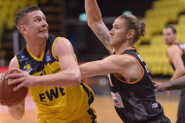 Rasid MAHALBASIC (24 EWE Baskets Oldenburg) und Dylan OSETKOWSKI (21 ratiopharm ulm) kämpfen um den Ball ; EWE Baskets Oldenburg vs ratiopharm Ulm, Basketball, easyCredit BBL Bundesliga, 24.04.2021, 30. Spieltag, Saison 2020 2021 ; Copyright: xErikxHillmer EIBNERx EP_ehr EWE Baskets Oldenburg vs ratiopharm Ulm, Basketball, easyCredit BBL Bundesliga, 24.04.2021, 30. Spieltag, Saison 2020 2021 Oldenburg Copyright: xErikxHillmer EIBNERx EP_ehr