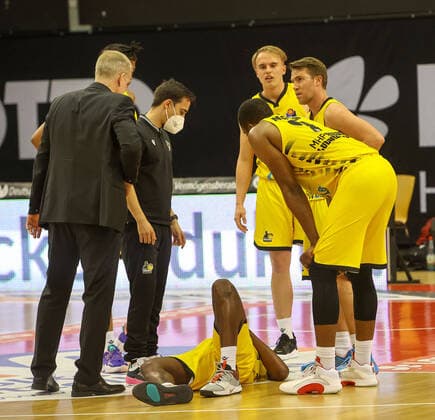 Jaleen Smith (Ludwigsburg 3) verletzte sich am Fuss, JobStairs GIESSEN 46ers vs, MHP Riesen Ludwigsburg, Basketball, Basketball Bundesliga, 30. Spieltag, 24.04.2021, JobStairs GIESSEN 46ers vs, MHP Riesen Ludwigsburg, Basketball, Basketball Bundesliga, 30. Spieltag, 24.04.2021, Foto: EIBNER Joerg Niebergall Giessen Copyright: xJoergxNiebergall Eibner-Pressefox EP_JNL