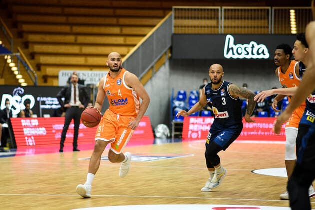 Stefan Peno (RASTA Vechta) am Ball, daneben Maurice Stuckey (HAKRO Merlins Crailsheim), GER, HAKRO Merlins Crailsheim vs. RASTA Vechta, 24.04.2021, 30. Spieltag easycredit Basketball Bundesliga, Spielzeit 2020 2021. GER, HAKRO Merlins Crailsheim vs. RASTA Vechta, 24.04.2021, 30. Spieltag easycredit Basketball Bundesliga, Spielzeit 2020 2021 Crailsheim Copyright: xEibnerxPressefoto MichaelxMemmlerx EP_MMR