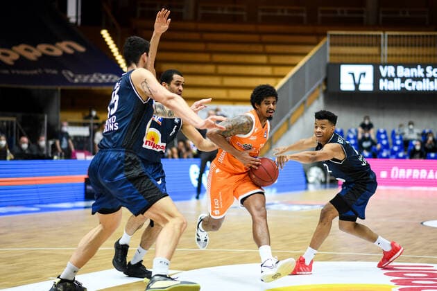 Edgar Sosa (RASTA Vechta) im Zweikampf mit Trae Bell-Haynes (HAKRO Merlins Crailsheim), Elias Lasisi (HAKRO Merlins Crailsheim), Bogdan Radosavljevic (HAKRO Merlins Crailsheim), GER, HAKRO Merlins Crailsheim vs. RASTA Vechta, 24.04.2021, 30. Spieltag easycredit Basketball Bundesliga, Spielzeit 2020 2021. GER, HAKRO Merlins Crailsheim vs. RASTA Vechta, 24.04.2021, 30. Spieltag easycredit Basketball Bundesliga, Spielzeit 2020 2021 Crailsheim Copyright: xEibnerxPressefoto MichaelxMemmlerx EP_MMR