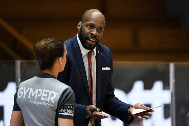Derrick Allen (RASTA Vechta, Headcoach) diskutiert mit Schiedsrichterin Anne Panther, GER, HAKRO Merlins Crailsheim vs. RASTA Vechta, 24.04.2021, 30. Spieltag easycredit Basketball Bundesliga, Spielzeit 2020 2021. GER, HAKRO Merlins Crailsheim vs. RASTA Vechta, 24.04.2021, 30. Spieltag easycredit Basketball Bundesliga, Spielzeit 2020 2021 Crailsheim Copyright: xEibnerxPressefoto MichaelxMemmlerx EP_MMR
