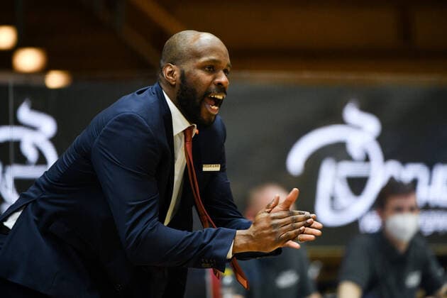 Derrick Allen (RASTA Vechta, Headcoach) gibt Anweisungen, GER, HAKRO Merlins Crailsheim vs. RASTA Vechta, 24.04.2021, 30. Spieltag easycredit Basketball Bundesliga, Spielzeit 2020 2021. GER, HAKRO Merlins Crailsheim vs. RASTA Vechta, 24.04.2021, 30. Spieltag easycredit Basketball Bundesliga, Spielzeit 2020 2021 Crailsheim Copyright: xEibnerxPressefoto MichaelxMemmlerx EP_MMR