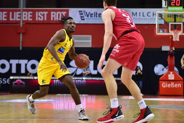 24.04.2021, xbrx, Basketball BBL Bundesliga, Giessen 46ers - MHP Riesen Ludwigsburg emspor, v.l. Dribbling, dribbelt mit dem Ball, fuehrt den Ball, Smith, Jaleen (3 - MHP Riesen Ludwigsburg), James Jr., Scottie (31 - Giessen 46ers) Giessen