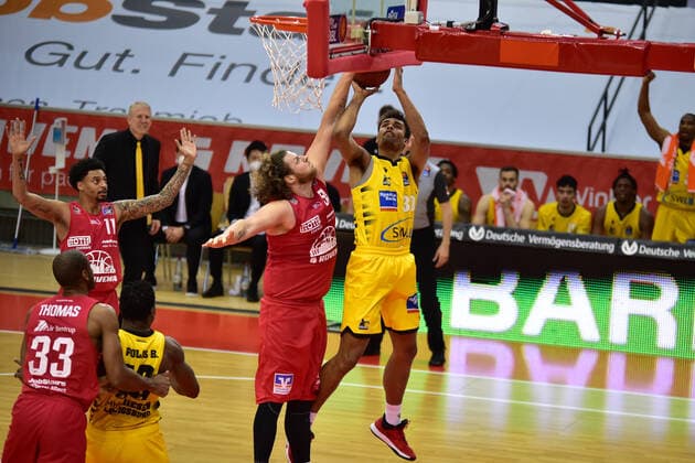 24.04.2021, xbrx, Basketball BBL Bundesliga, Giessen 46ers - MHP Riesen Ludwigsburg emspor, v.l. Dribbling, dribbelt mit dem Ball, fuehrt den Ball, Wurf, Freiwurf, Bryant, John (54 - Giessen 46ers, da Silva, Oscar (30 - MHP Riesen Ludwigsburg) Giessen