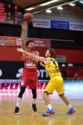 24.04.2021, xbrx, Basketball BBL Bundesliga, Giessen 46ers - MHP Riesen Ludwigsburg emspor, v.l. Dribbling, dribbelt mit dem Ball, fuehrt den Ball, Zweikampf, Garrett, Diante Maurice (11 - Hiessen 46ers), Hull, Jordan (1 - MHP Riesen Ludwigsburg) Giessen