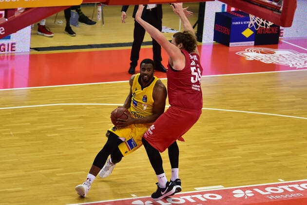 24.04.2021, xbrx, Basketball BBL Bundesliga, Giessen 46ers - MHP Riesen Ludwigsburg emspor, v.l. Dribbling, dribbelt mit dem Ball, fuehrt den Ball, Korbleger, McLean, Jamel (7 - MHP Riesen Ludwigsburg), Bryant, John (54 - Giessen 46ers) Giessen