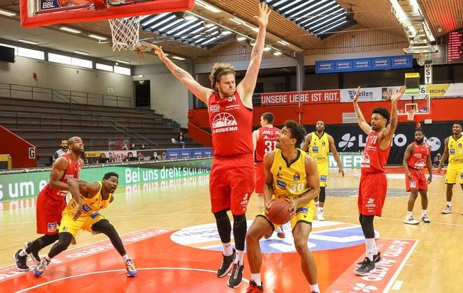 John Bryant (JobStairs GIESSEN 54) und Oscar da Silva (MHP Riesen Ludwigsburg 30), JobStairs GIESSEN 46ers vs, MHP Riesen Ludwigsburg, Basketball, Basketball Bundesliga, 30. Spieltag, 24.04.2021, JobStairs GIESSEN 46ers vs, MHP Riesen Ludwigsburg, Basketball, Basketball Bundesliga, 30. Spieltag, 24.04.2021, Foto: EIBNER Joerg Niebergall Giessen Copyright: xJoergxNiebergall Eibner-Pressefox EP_JNL