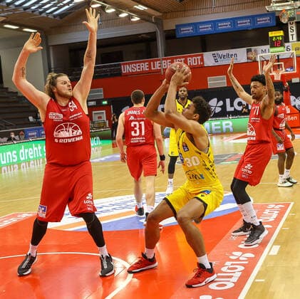 John Bryant (JobStairs GIESSEN 54) und Oscar da Silva (MHP Riesen Ludwigsburg 30), JobStairs GIESSEN 46ers vs, MHP Riesen Ludwigsburg, Basketball, Basketball Bundesliga, 30. Spieltag, 24.04.2021, JobStairs GIESSEN 46ers vs, MHP Riesen Ludwigsburg, Basketball, Basketball Bundesliga, 30. Spieltag, 24.04.2021, Foto: EIBNER Joerg Niebergall Giessen Copyright: xJoergxNiebergall Eibner-Pressefox EP_JNL