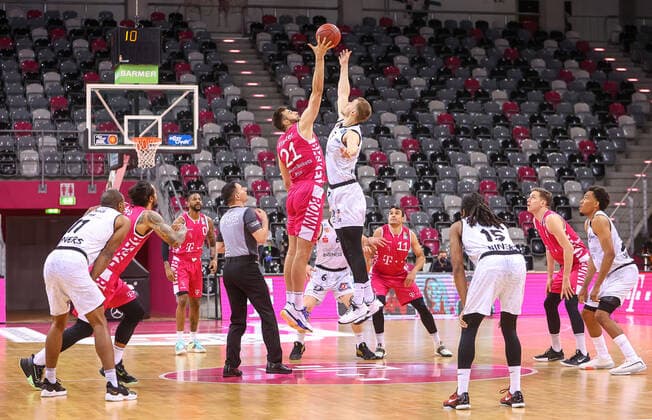 Leon Kratzer (TB Bonn 21) beim Anpfiff, Telekom Baskets Bonn vs. Niners Chemnitz, Basketball, 1. Easy Credit- Bundesliga, 30. Spieltag, 25.04.2021, Telekom Baskets Bonn vs. Niners Chemnitz, Basketball, 1. Easy Credit- Bundesliga, 30. Spieltag, 25.04.2021, Foto: EIBNER Joerg Niebergall Bonn Copyright: xJoergxNiebergall Eibner-Pressefox EP_JNL