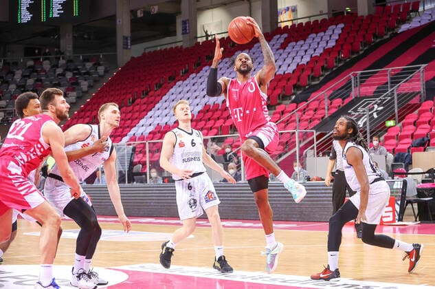 Alex Hamilton (TB Bonn ) und Luis Figge (Niners Chemnitz 6), Telekom Baskets Bonn vs. Niners Chemnitz, Basketball, 1. Easy Credit- Bundesliga, 30. Spieltag, 25.04.2021, Telekom Baskets Bonn vs. Niners Chemnitz, Basketball, 1. Easy Credit- Bundesliga, 30. Spieltag, 25.04.2021, Foto: EIBNER Joerg Niebergall Bonn Copyright: xJoergxNiebergall Eibner-Pressefox EP_JNL