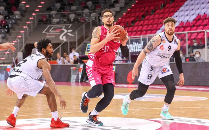 Isaiah Philmore (TB Bonn 31) und Dominique Johnson (Niners Chemnitz 9),, Telekom Baskets Bonn vs. Niners Chemnitz, Basketball, 1. Easy Credit- Bundesliga, 30. Spieltag, 25.04.2021, Telekom Baskets Bonn vs. Niners Chemnitz, Basketball, 1. Easy Credit- Bundesliga, 30. Spieltag, 25.04.2021, Foto: EIBNER Joerg Niebergall Bonn Copyright: xJoergxNiebergall Eibner-Pressefox EP_JNL