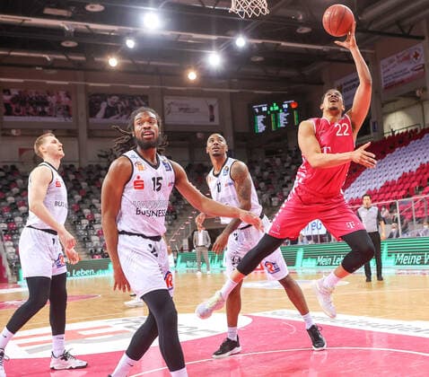 Gabriel de Oliveira (TB Bonn 22) und Isiaha Mike (Niners Chemnitz 11), Telekom Baskets Bonn vs. Niners Chemnitz, Basketball, 1. Easy Credit- Bundesliga, 30. Spieltag, 25.04.2021, Telekom Baskets Bonn vs. Niners Chemnitz, Basketball, 1. Easy Credit- Bundesliga, 30. Spieltag, 25.04.2021, Foto: EIBNER Joerg Niebergall Bonn Copyright: xJoergxNiebergall Eibner-Pressefox EP_JNL