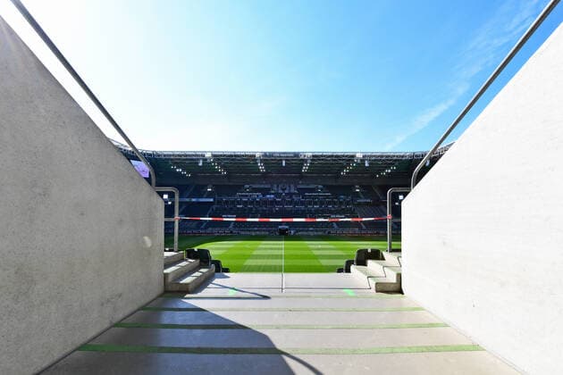 Fussball, Bundesliga, Deutschland, Herren, Saison 2020 2021, 30. Spieltag, Borussia Park Mönchengladbach, Bor. Mönchengladbach, BMG (weiss) - Arminia Bielefeld (orange) 5:0; Flatterband Absperrung im leeren Borussia Park. Feature, Symbol, Symbolbild, Corona, Covid-19, Pandemie, Geisterspiele. DFL DFB REGULATIONS PROHIBIT ANY USE OF PHOTOGRAPHS AS IMAGE SEQUENCES AND OR QUASI-VIDEO.