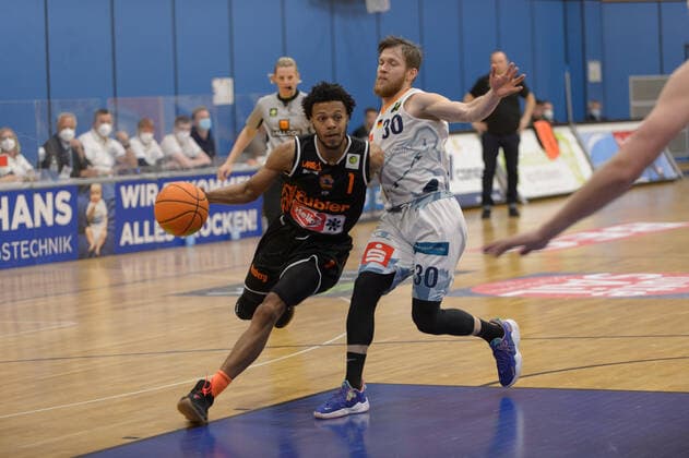 Nate BRITT (1 wiha Panthers Schwenningen) geht ins Dribbling gegen Leon Christopher FRIEDERICI (30 Eisbaeren Bremerhaven) ; Eisbären Bremerhaven vs wiha Panthers Schwenningen, Basketball, 2. Bundesliga ProA, 26.04.2021, 3. Spieltag der Playoffs, Saison 2020 2021 ; Copyright: xErikxHillmer EIBNERx EP_ehr Eisbären Bremerhaven vs wiha Panthers Schwenningen, Basketball, 2. Bundesliga ProA, 26.04.2021, 3. Spieltag der Playoffs, Saison 2020 2021 Bremerhaven Copyright: xErikxHillmer EIBNERx EP_ehr