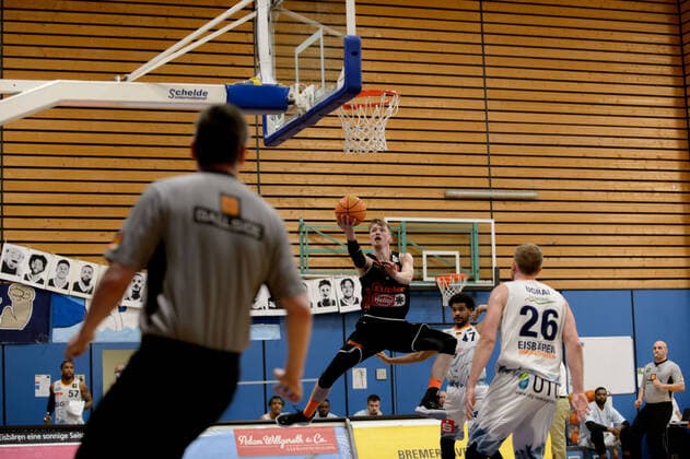Jonas NIEDERMANNER (9 wiha Panthers Schwenningen) setzt sich durch gegen Marvin HECKEL (47 Eisbaeren Bremerhaven), Maximilian Ellis UGRAI (26 Eisbaeren Bremerhaven) ; Eisbären Bremerhaven vs wiha Panthers Schwenningen, Basketball, 2. Bundesliga ProA, 26.04.2021, 3. Spieltag der Playoffs, Saison 2020 2021 ; Copyright: xErikxHillmer EIBNERx EP_ehr Eisbären Bremerhaven vs wiha Panthers Schwenningen, Basketball, 2. Bundesliga ProA, 26.04.2021, 3. Spieltag der Playoffs, Saison 2020 2021 Bremerhaven Copyright: xErikxHillmer EIBNERx EP_ehr